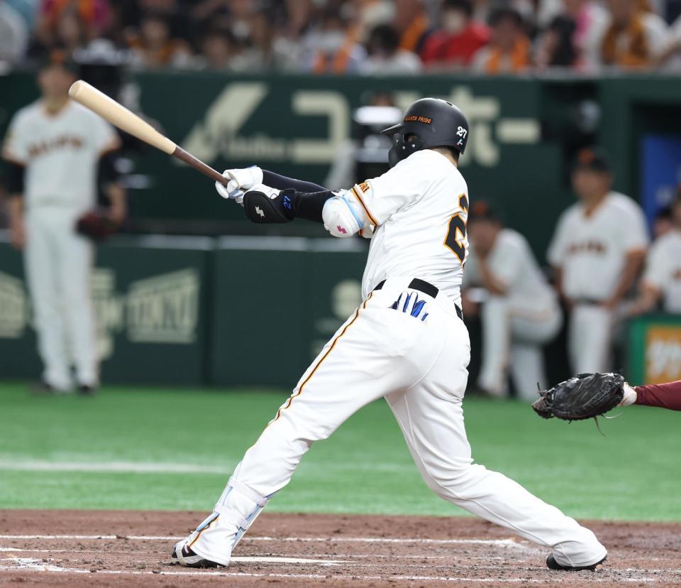 　４回、岸田は右前に適時打を放つ（撮影・佐々木彰尚）