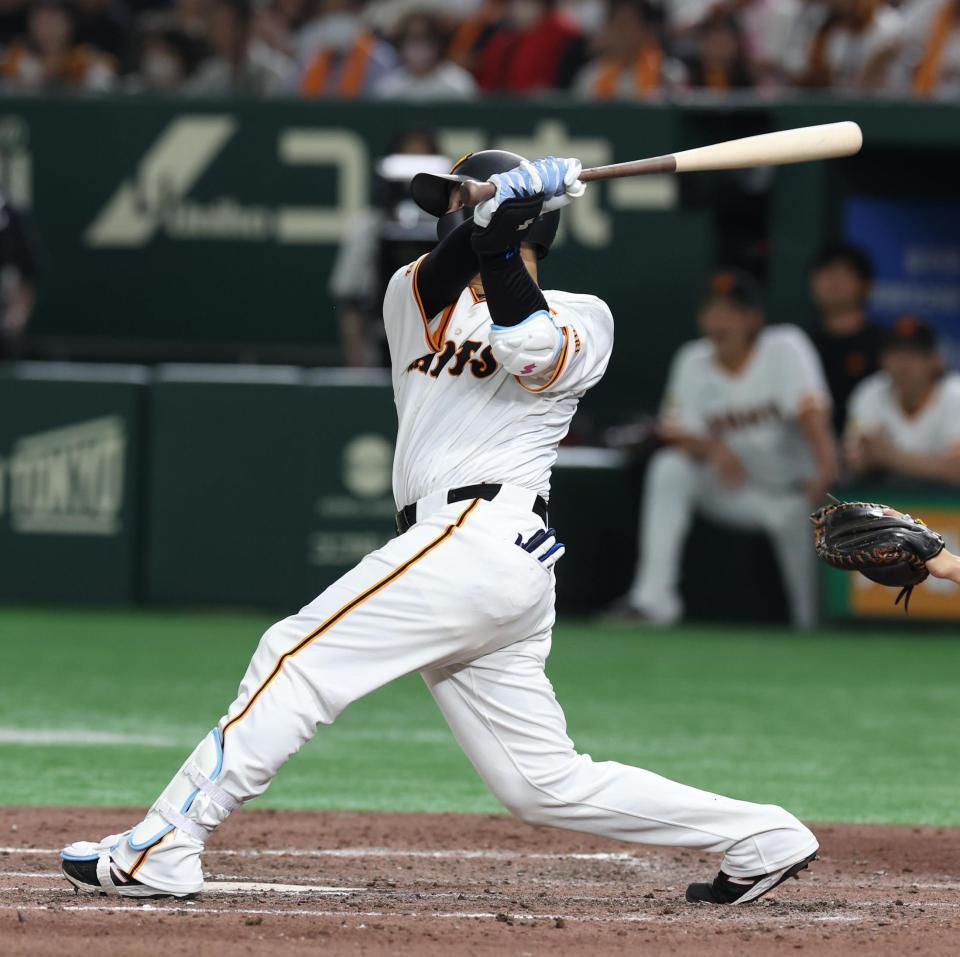 　８回、岸田は左中間に満塁弾を放つ（撮影・佐々木彰尚）