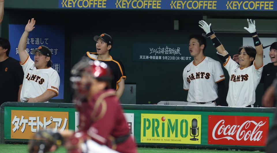 　８回、岸田の満塁弾に声を出す戸郷（左から２人目）＝撮影・佐々木彰尚