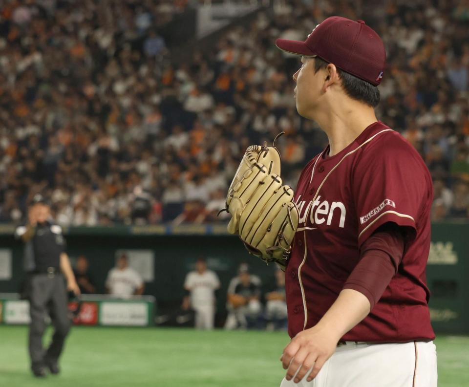 　７回、代打・阿部の時にキャッチボール。川口球審から次打者を指摘された藤井（撮影・佐々木彰尚）