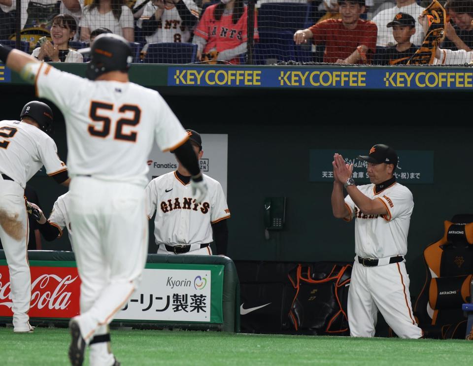　４回、岸田の適時打で生還した吉川に拍手をする阿部監督（撮影・佐々木彰尚）