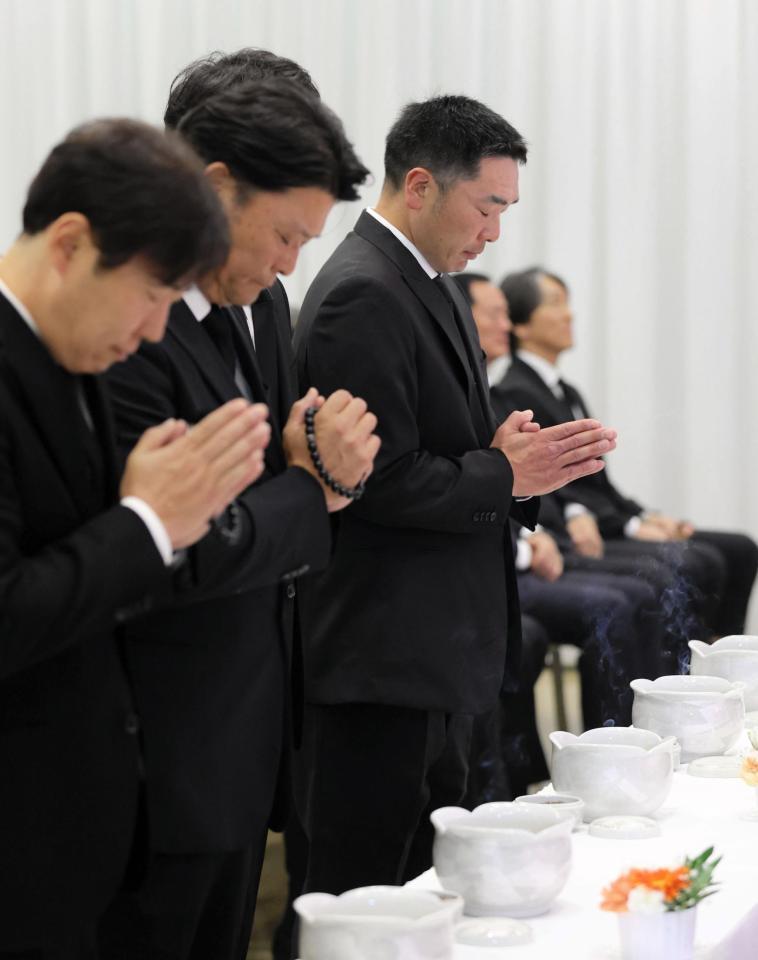 　長嶋さんの通夜に参列した巨人・阿部監督（中央）ら＝７日（読売新聞社提供）