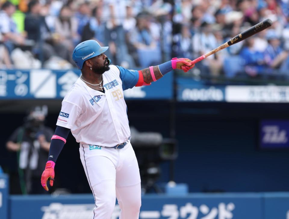 　５回、同点ソロを放つレイエス（撮影・金田祐二）