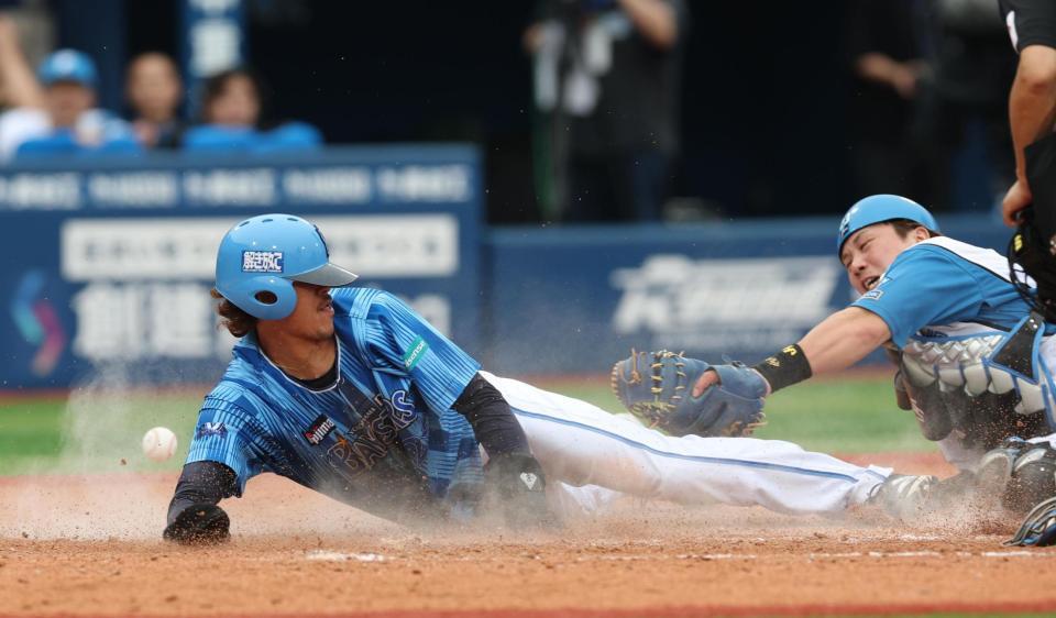 　９回、宮崎の適時打で生還する三森（撮影・金田祐二）