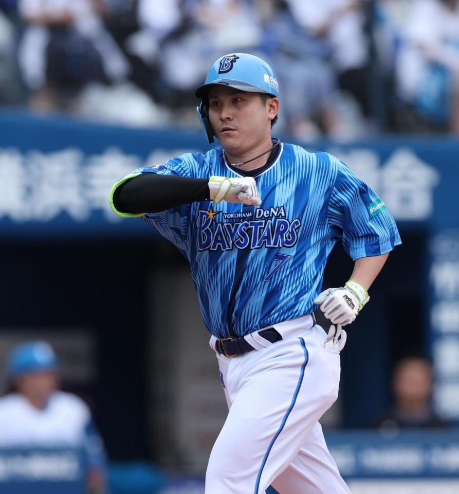 　６回、ソロを放ち生還する佐野（撮影・金田祐二）