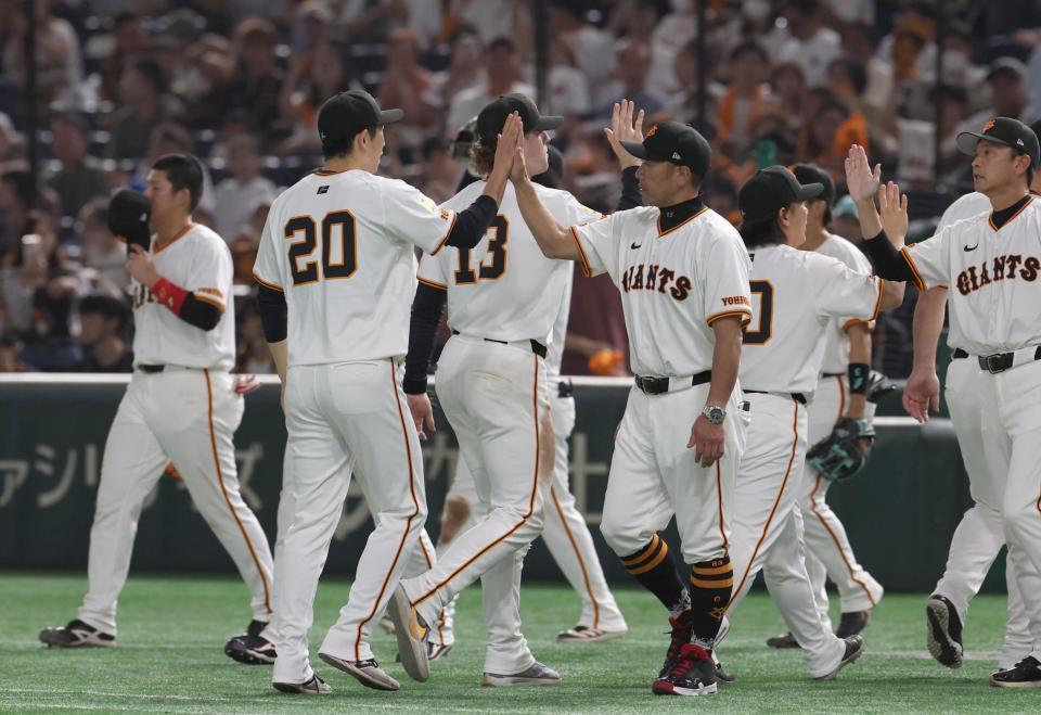 　戸郷とタッチをする阿部監督（撮影・佐々木彰尚）