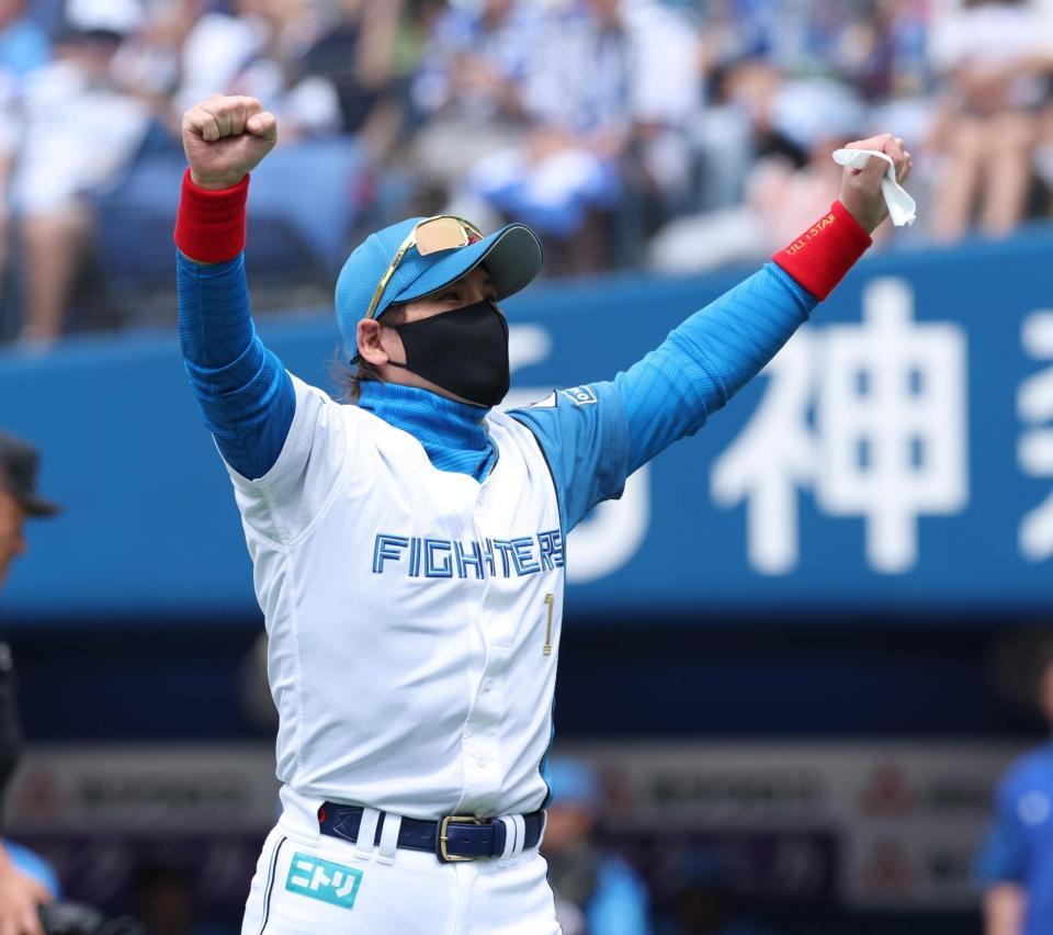 　メンバー表交換を終えスタンドに向かってガッツポーズの新庄監督（撮影・金田祐二）