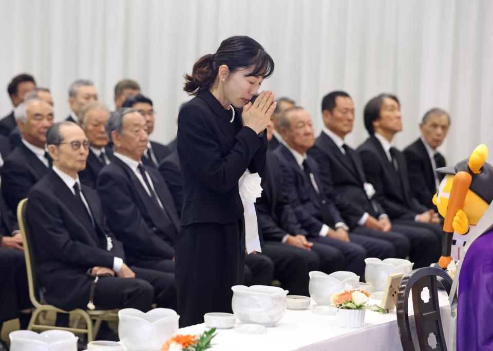 　長嶋さんの告別式で祭壇に手を合わせる喪主の三奈さん（読売新聞社提供）