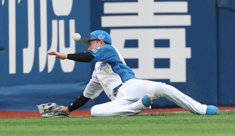 　１０回、矢沢は京田の打球に届かず二塁打に（撮影・金田祐二）