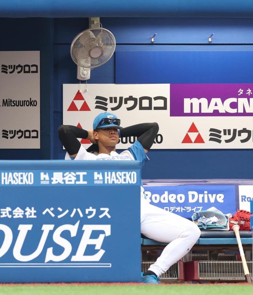 　サヨナラ負けにベンチ残りがっくりの万波（撮影・金田祐二）