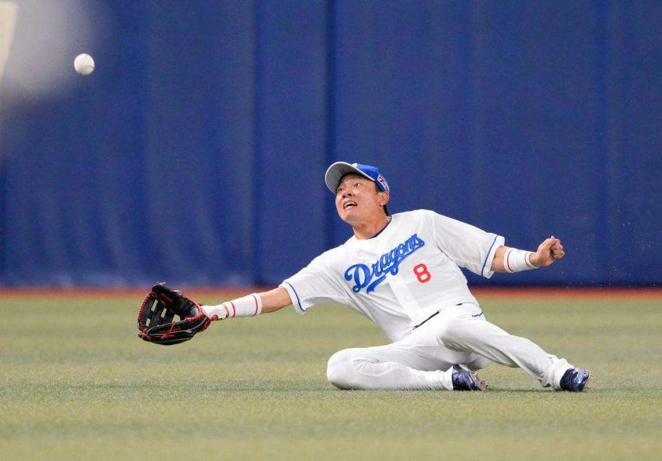 　１回ロッテ１死、寺地の左飛を好捕する大島