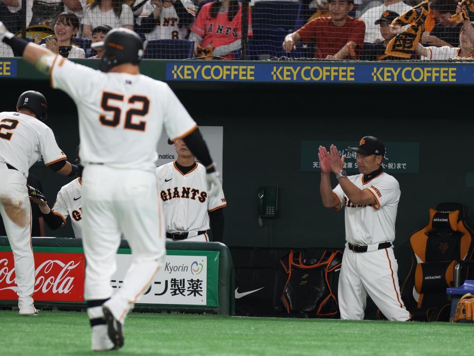 　４回、岸田の適時打で生還した吉川に拍手をする阿部監督（撮影・佐々木彰尚）