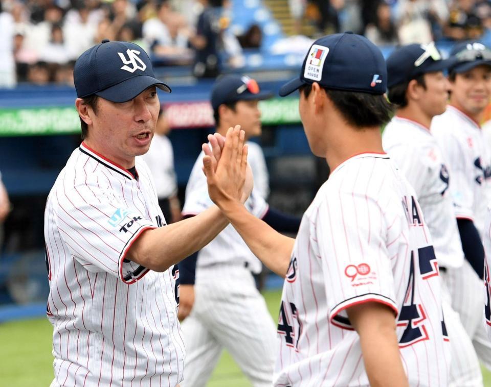 　２勝目を挙げた高橋（右）を出迎える高津監督（撮影・佐藤厚）