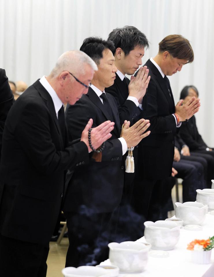 　長嶋さんの通夜に参列した井端弘和氏（左から２人目）ら＝７日（読売新聞社提供）
