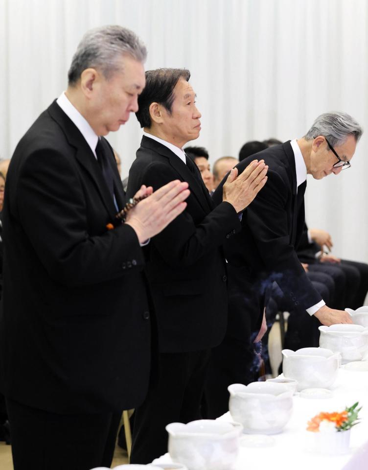 　長嶋さんの通夜に参列した鹿取義隆氏（中央）、江川卓氏（左）ら＝７日（読売新聞社提供）