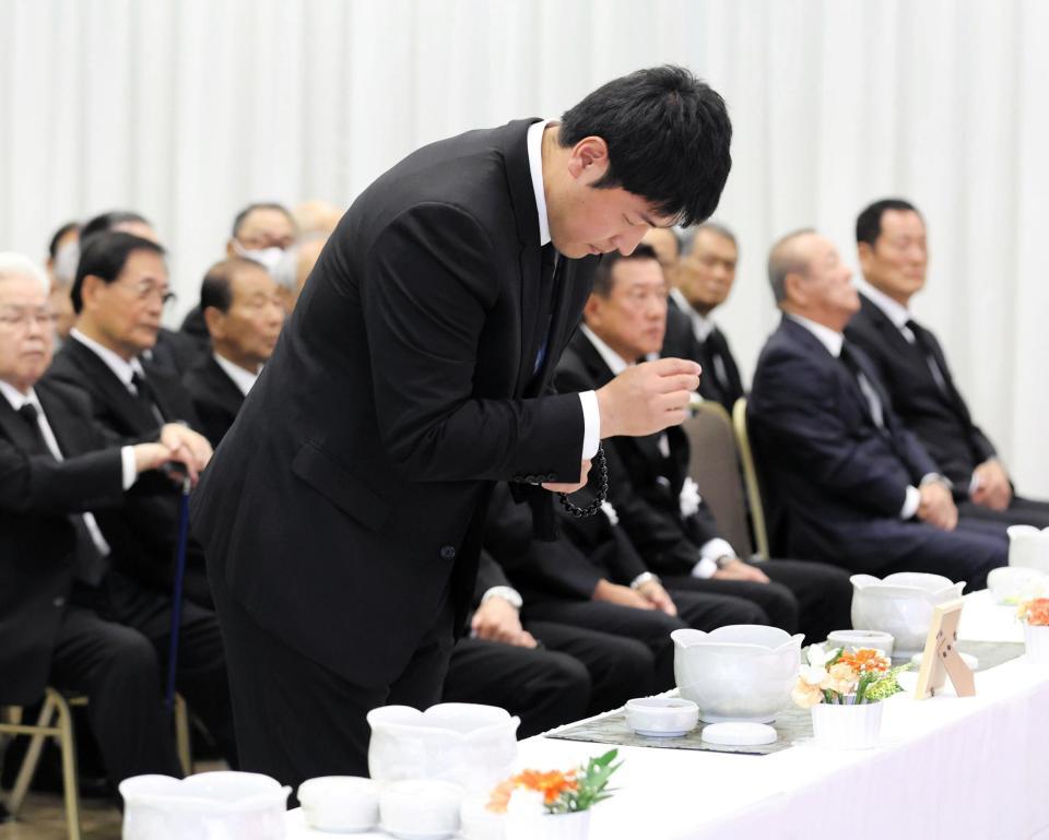 　長嶋さんの通夜に参列した巨人・岡本＝７日（読売新聞社提供）