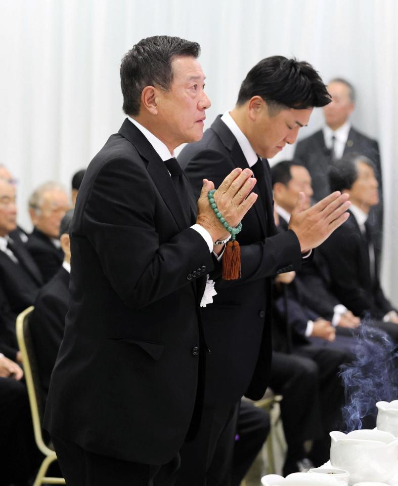 　長嶋さんの通夜に参列した原辰徳氏（左）と高橋由伸氏＝７日（読売新聞社提供）