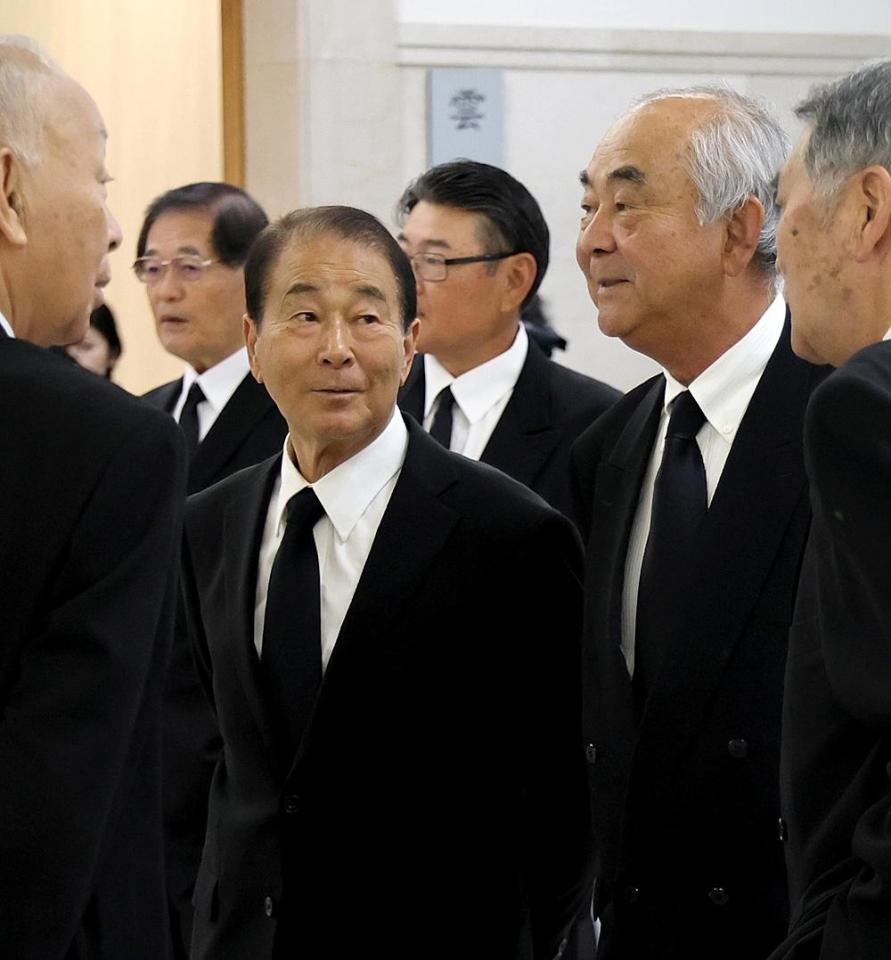 　告別式の会場で談笑する高田さん（手前左）、吉田さん（読売新聞社提供）