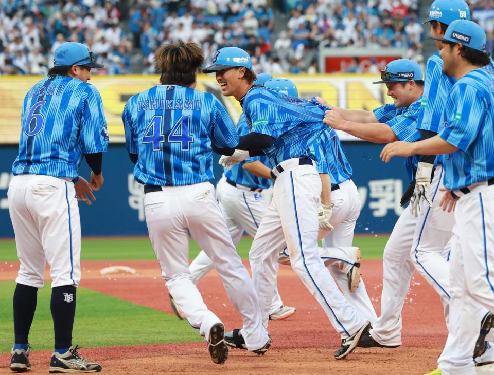 　１０回、サヨナラ打を放ちナインに祝福される三森（撮影・金田祐二）