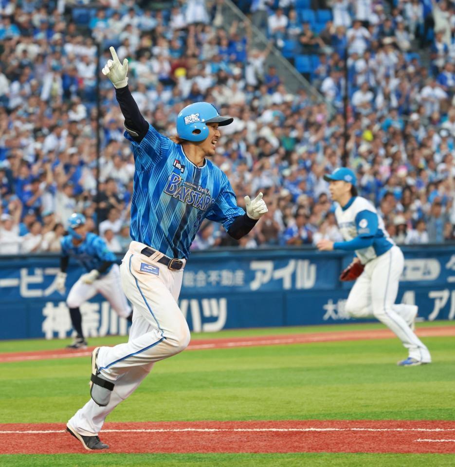 　１０回、サヨナラ打を放ち喜ぶ三森（撮影・金田祐二）