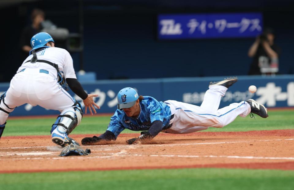 　９回、宮崎の適時打で生還する三森（撮影・金田祐二）