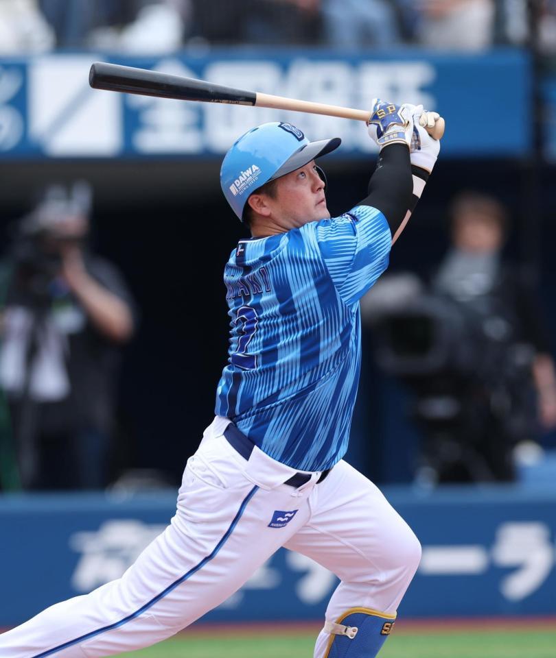 　６回、右越えソロを放つ牧（撮影・金田祐二）