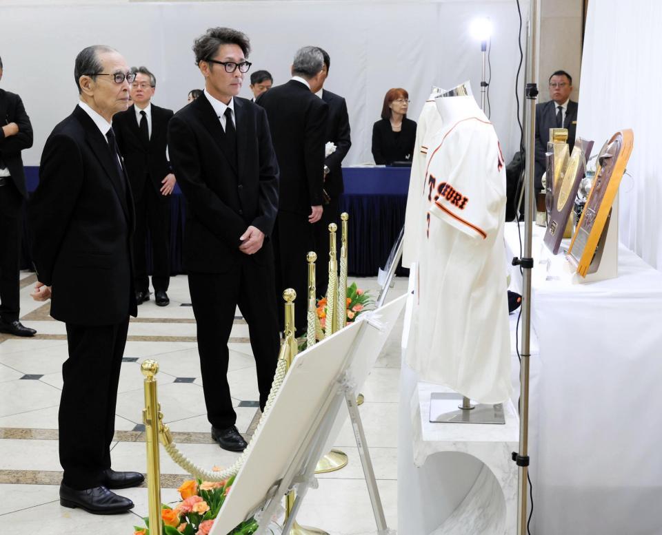 　通夜・告別式の会場に展示されたゆかりの品を見る巨人ＯＢの王貞治氏、元木大介氏＝７日（読売新聞社提供）