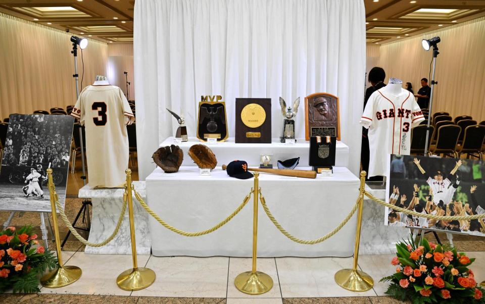 　長嶋さんの通夜・告別式の会場に展示されたゆかりの品＝７日（読売新聞社提供）