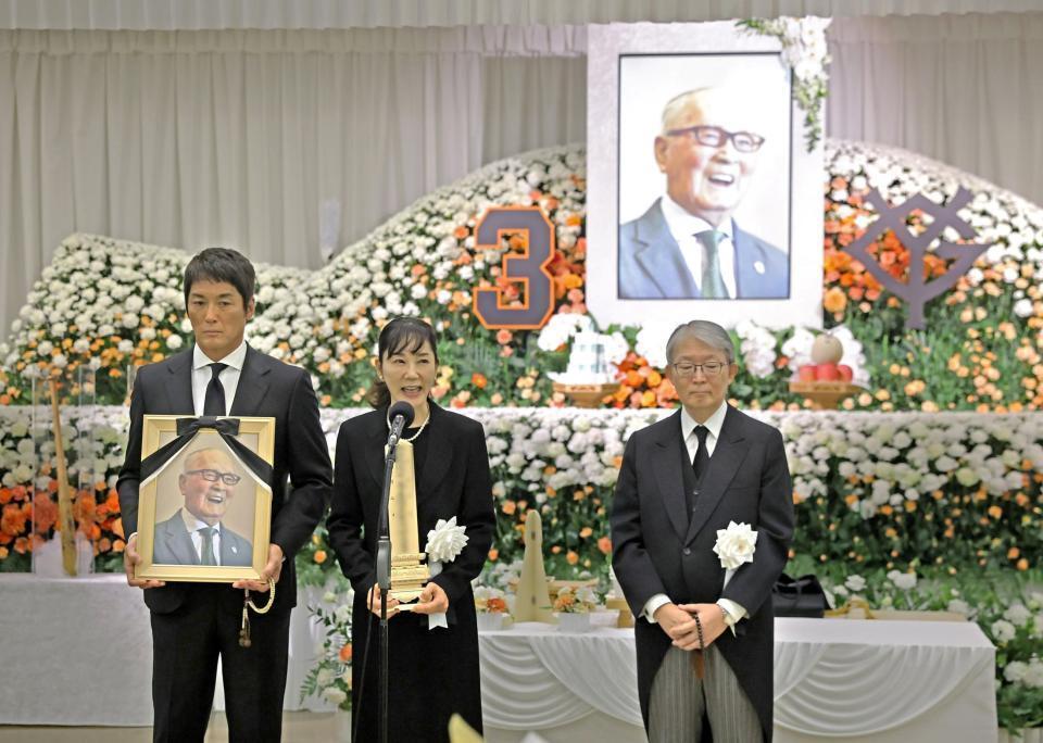 　長嶋さんの告別式であいさつする喪主の次女・三奈さん（中央）と長男・一茂さん（左）、読売新聞グループ本社社長で巨人の山口オーナー（読売新聞社提供）