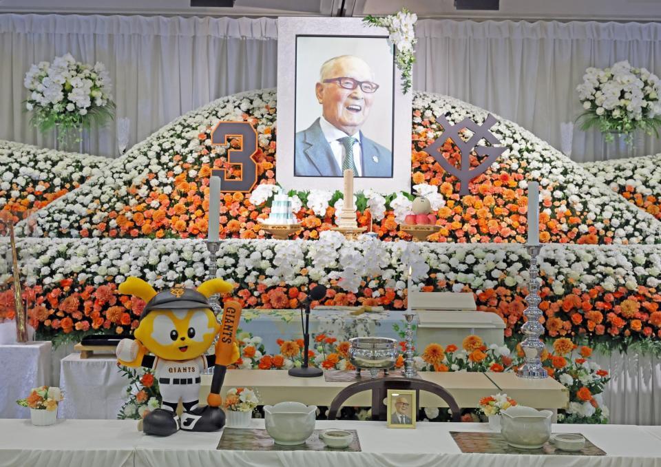 　通夜・告別式で祭壇に飾られた長嶋さんの遺影（読売新聞社提供）