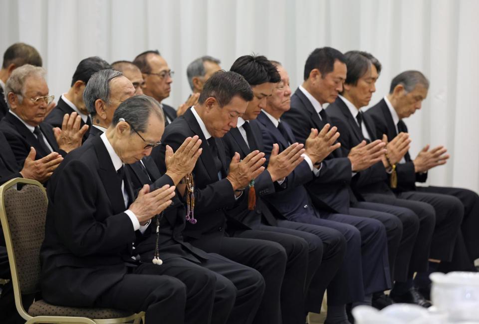 　長嶋さんの告別式に参列する（手前左から）王さん、原さん、高橋さん、柴田さん、中畑さん、松井さんら（読売新聞社提供）