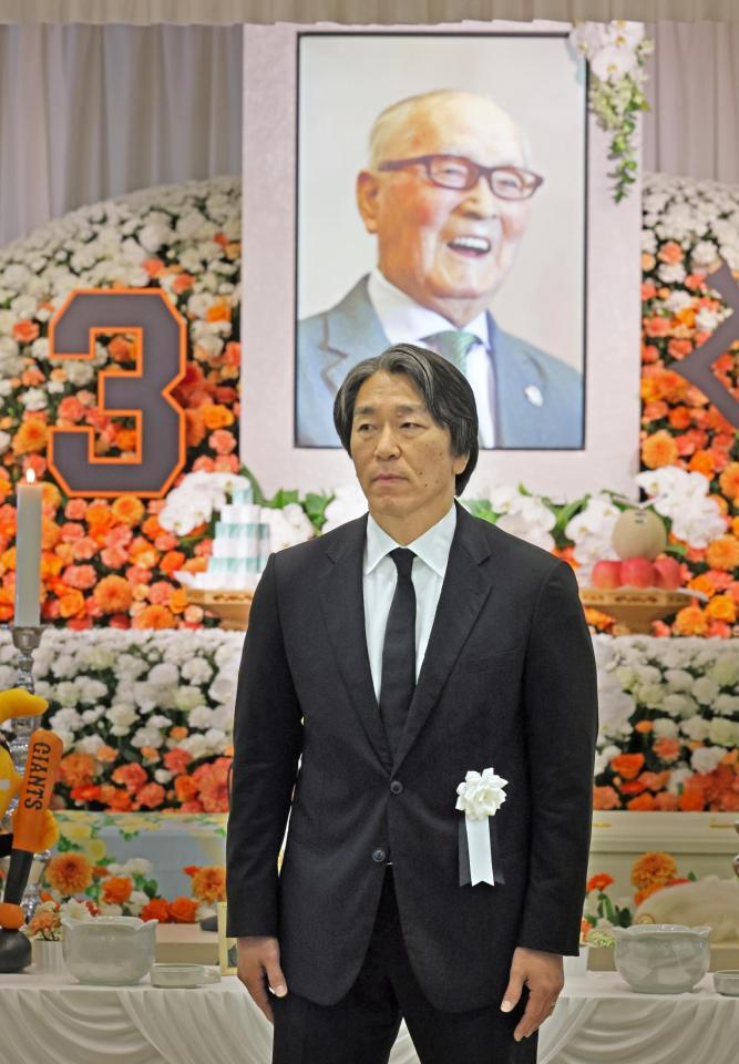 　長嶋さんの告別式に参列した松井さん（読売新聞社提供）