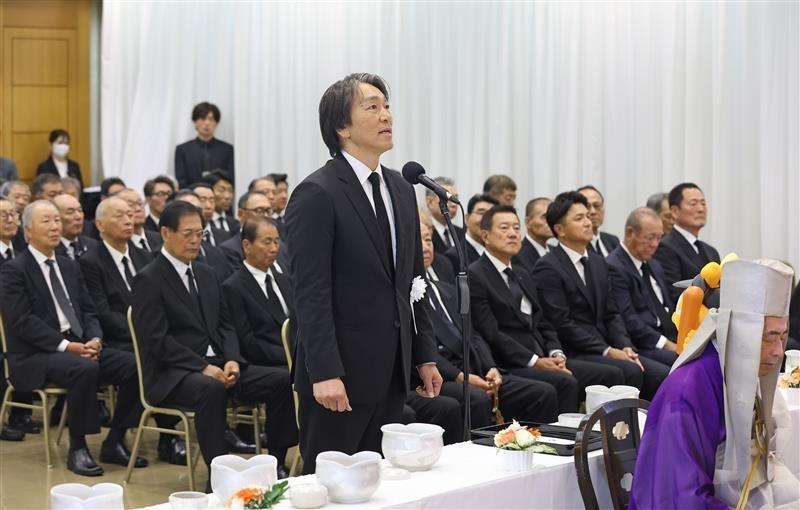 　長嶋さんの告別式で弔辞を述べる松井さん（読売新聞社提供）