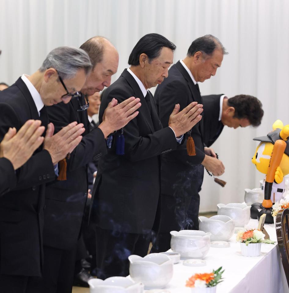 　長嶋さんの告別式に参列する（左から）松本さん、藤城さん、篠塚さん、村田さんら（読売新聞社提供）