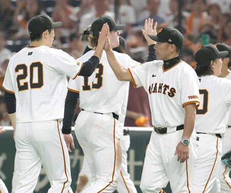 　戸郷（左）を迎える阿部監督（撮影・佐々木彰尚）