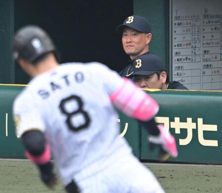 　８回、佐藤輝の満塁弾をベンチから見つめる岸田監督（撮影・飯室逸平）