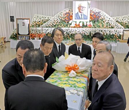 　長嶋さんのひつぎを運ぶ（左から時計回りに）中畑清氏、原辰徳氏、松井氏、王貞治氏、高橋由伸氏、堀内恒夫氏、柴田勲氏ら（読売新聞社提供）
