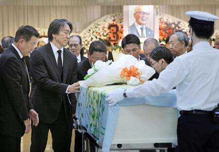 【写真】長嶋さんの棺に手をやり、唇を噛む松井秀喜氏「その意味を、その答えを、監督に問い続けます」
