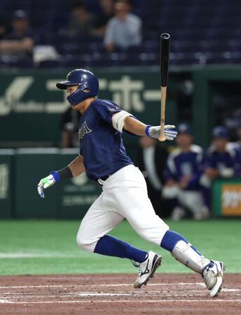 　４回、創価大・立石正広は投前に内野安打を放つ（撮影・佐々木彰尚）