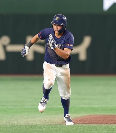 　４回、けん制悪送球で三進する創価大の二塁走者・立石正広（撮影・佐々木彰尚）