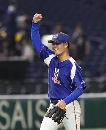 　１０回完封に、こぶしを挙げる東亜大・藤井（撮影・佐々木彰尚）