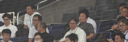 　視察する阪神スカウト陣（撮影・佐々木彰尚）