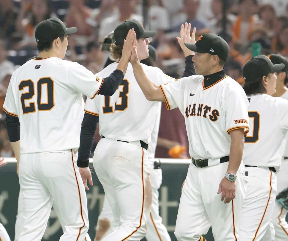 　戸郷（左）を迎える阿部監督（撮影・佐々木彰尚）