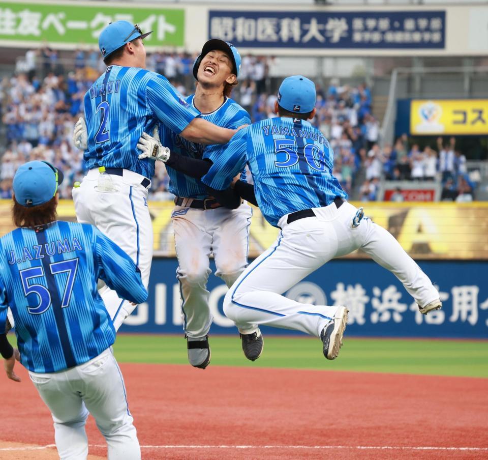 　１０回、サヨナラ打を放ち、牧らと歓喜の三森（中）＝撮影・金田祐二