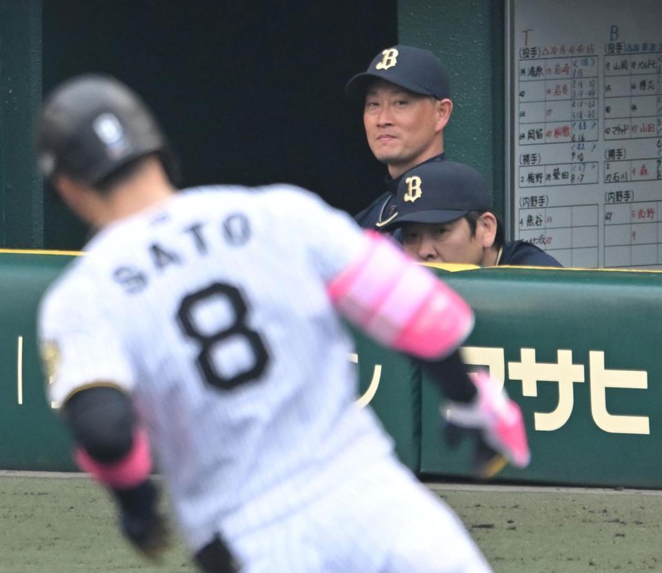 　８回、佐藤輝の満塁弾をベンチから見つめる岸田監督（撮影・飯室逸平）