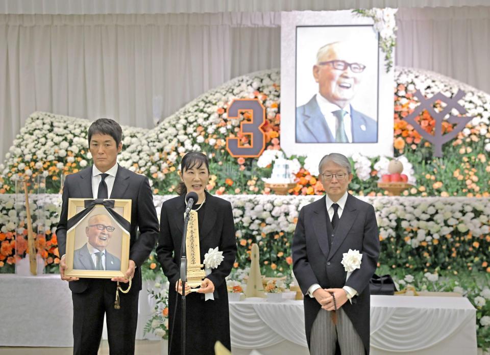 　長嶋茂雄さんの告別式であいさつする喪主の次女・三奈さん（中央）と長男・一茂氏（左）、巨人・山口オーナー（写真の一部を加工しています）（読売新聞社提供）