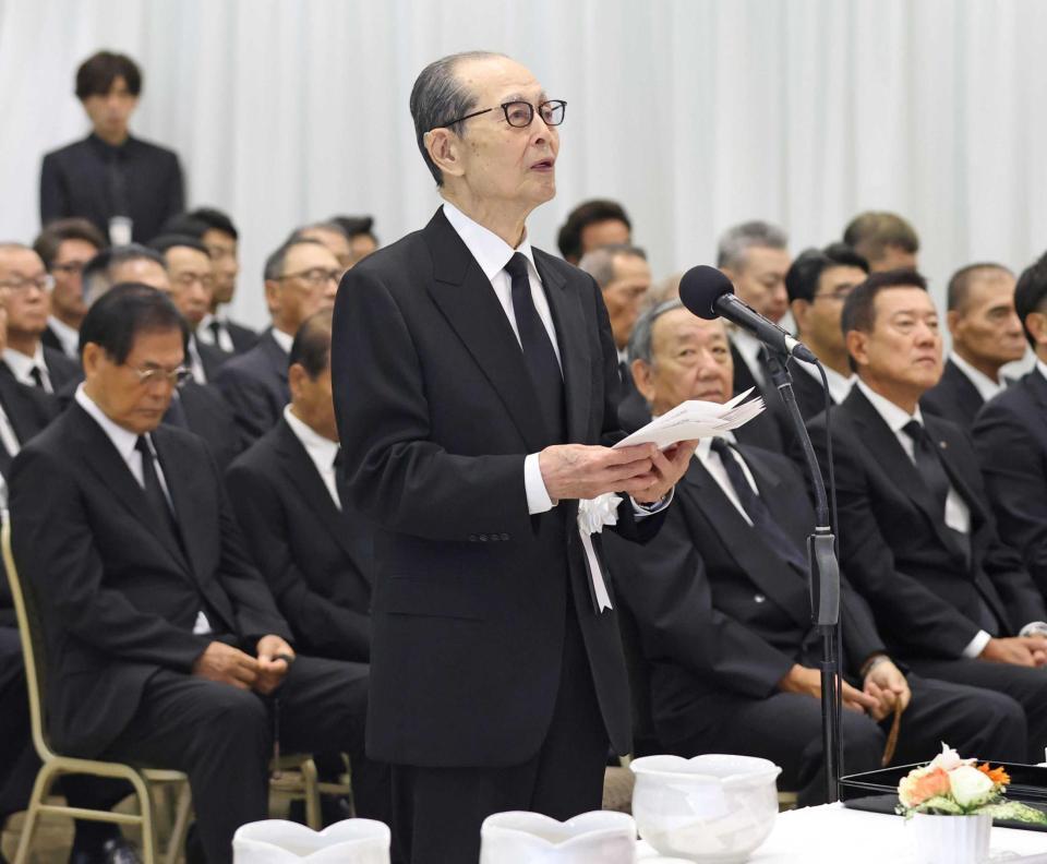 　弔辞を述べる王貞治氏