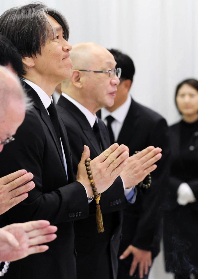 　通夜に参列した落合博満氏（奥）。手前は松井秀喜氏（読売新聞社提供）