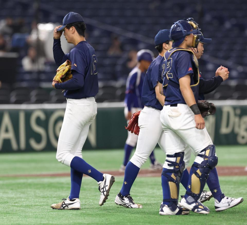 　１０回、降板する創価大・山崎太陽（撮影・佐々木彰尚）