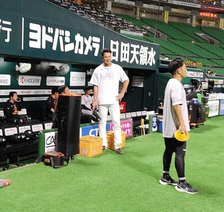 　巨人ベンチに挨拶に訪れた秋広